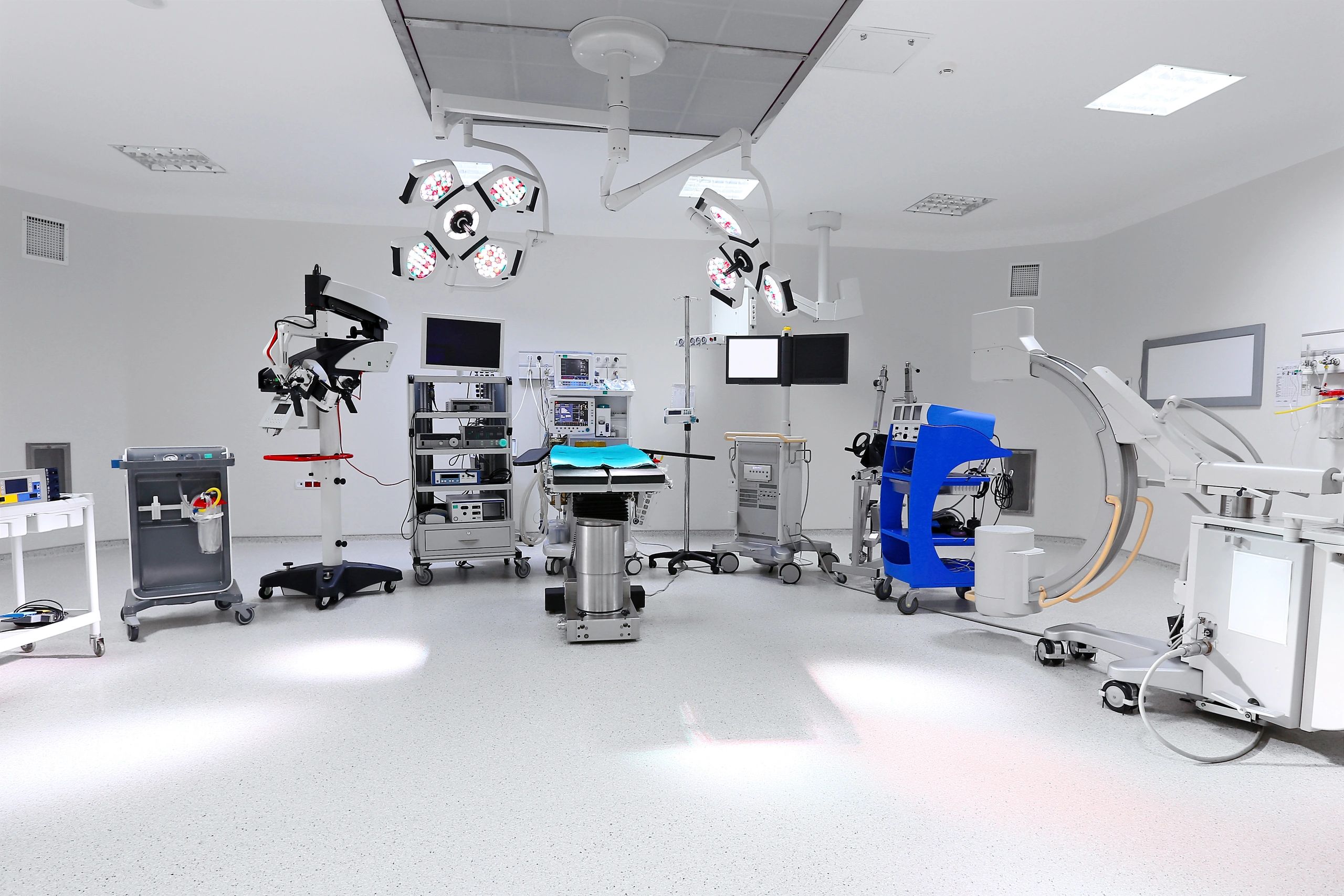 Sala cirúrgica com mesa e equipamentos