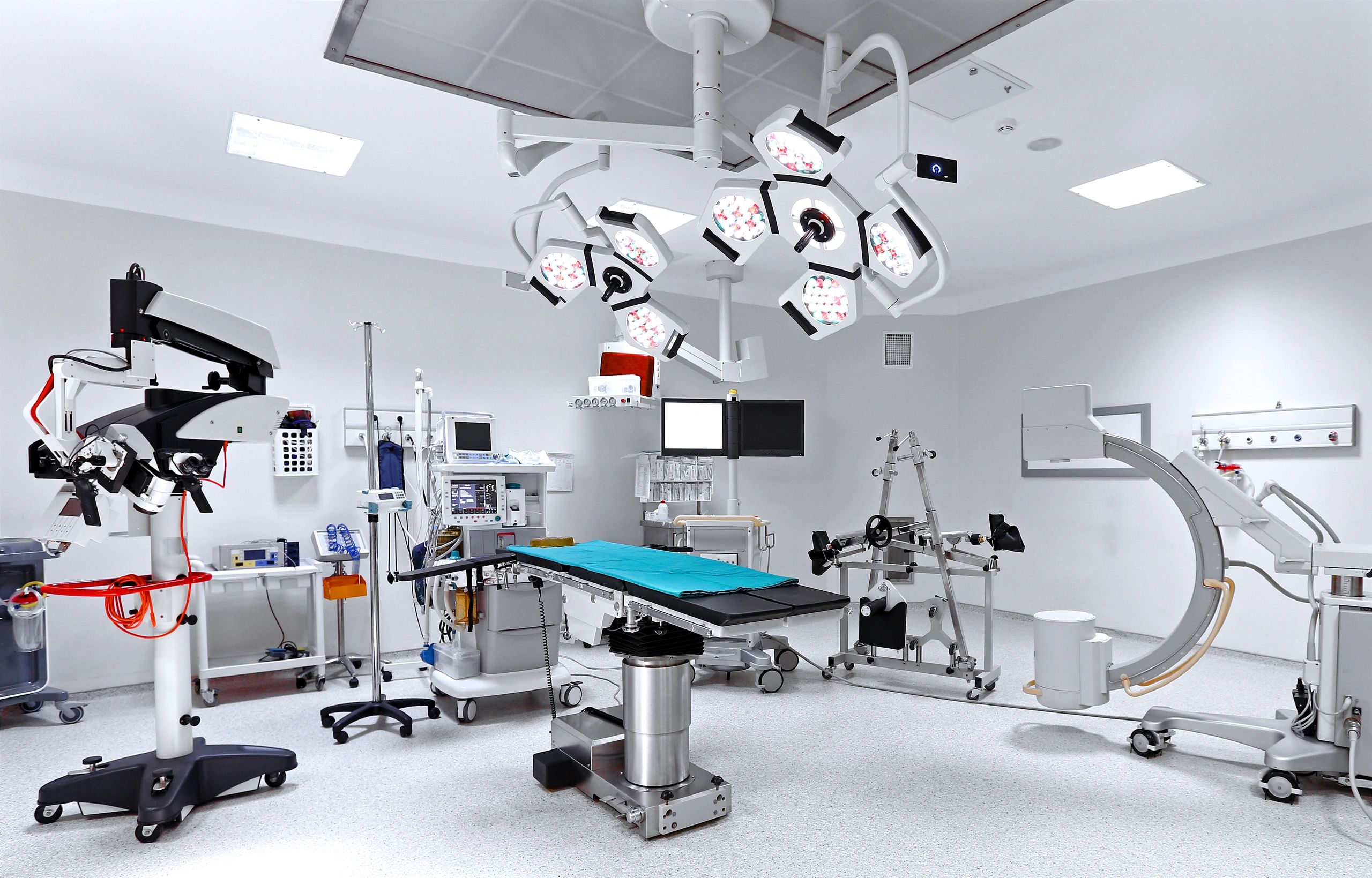 Sala cirúrgica com mesa e equipamentos