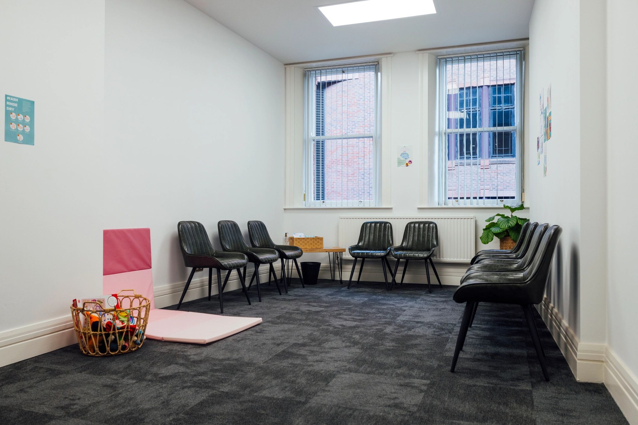 Sala de espera clínica moderna