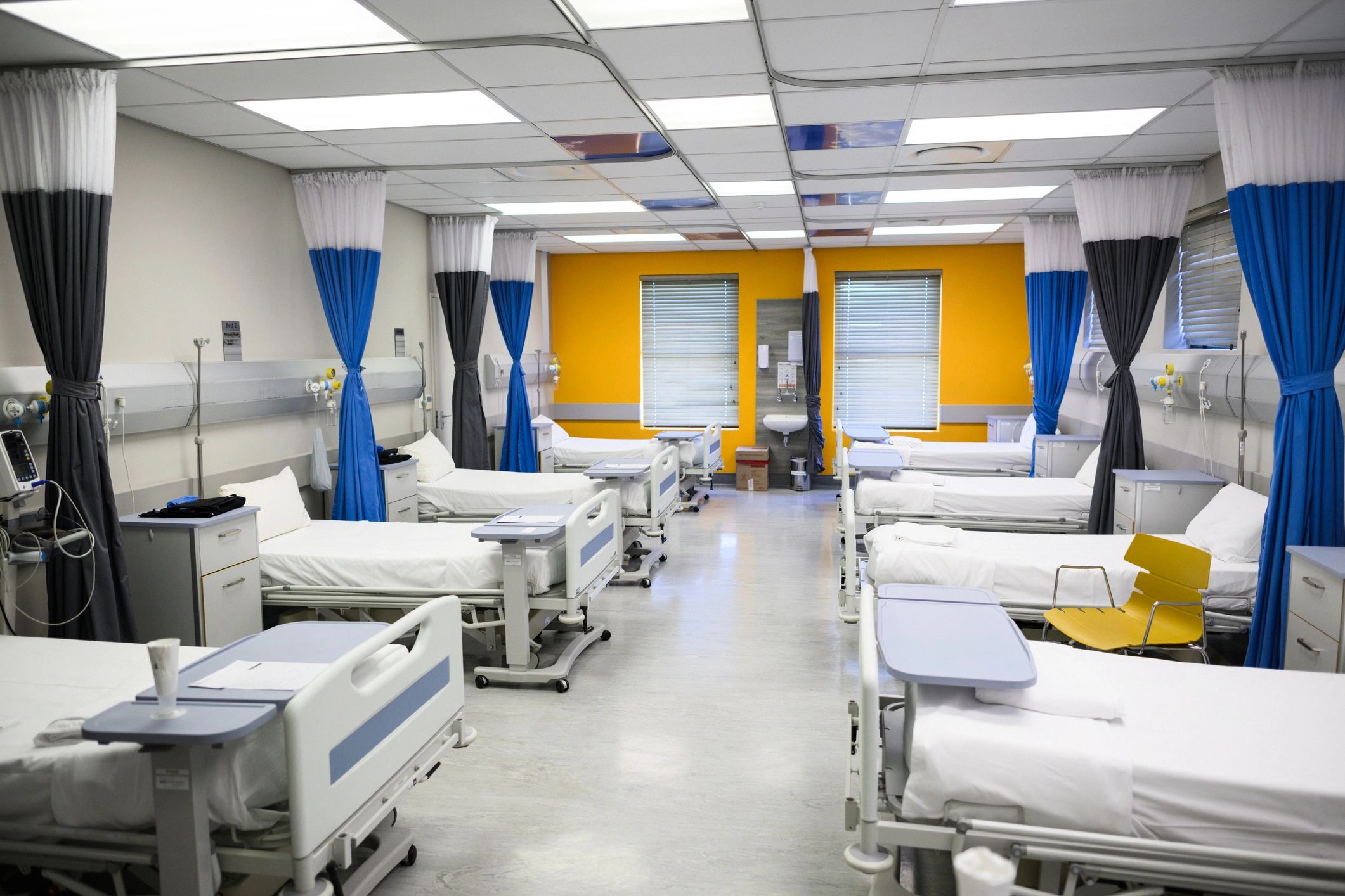 Enfermaria hospitalar com leitos prontos