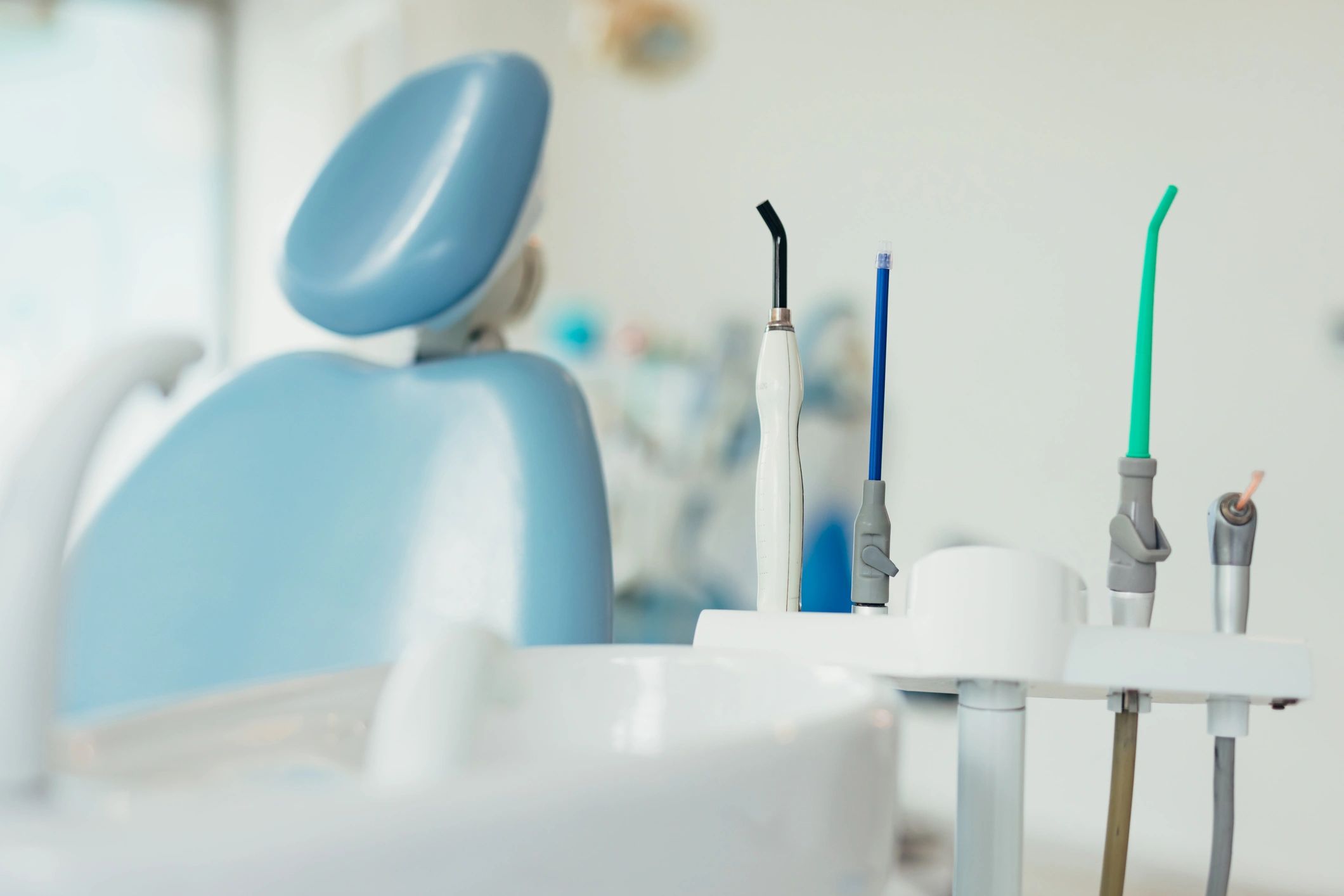 Ferramentas e cadeira odontológica em consultório moderno