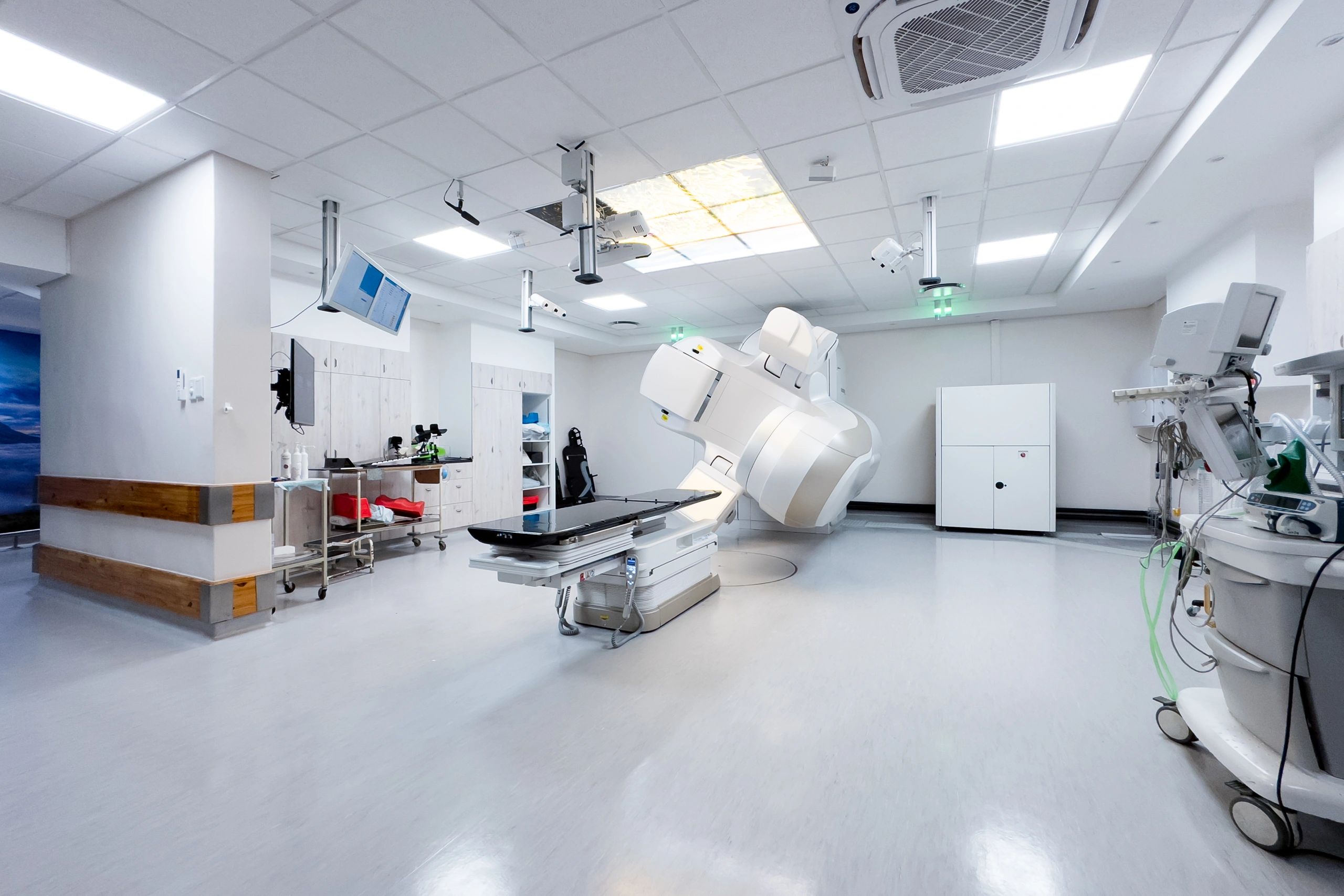 Sala médica moderna com equipamento avançado