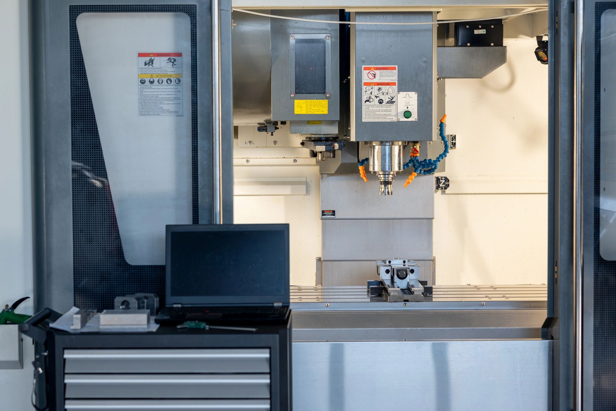 Interior de máquina CNC representando precisão e controle de qualidade